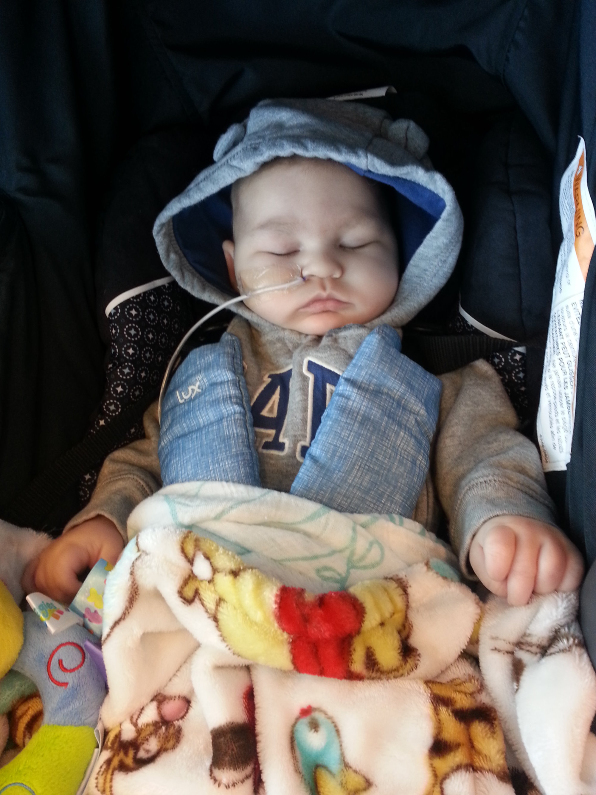 Félip in his car seat, ready to go