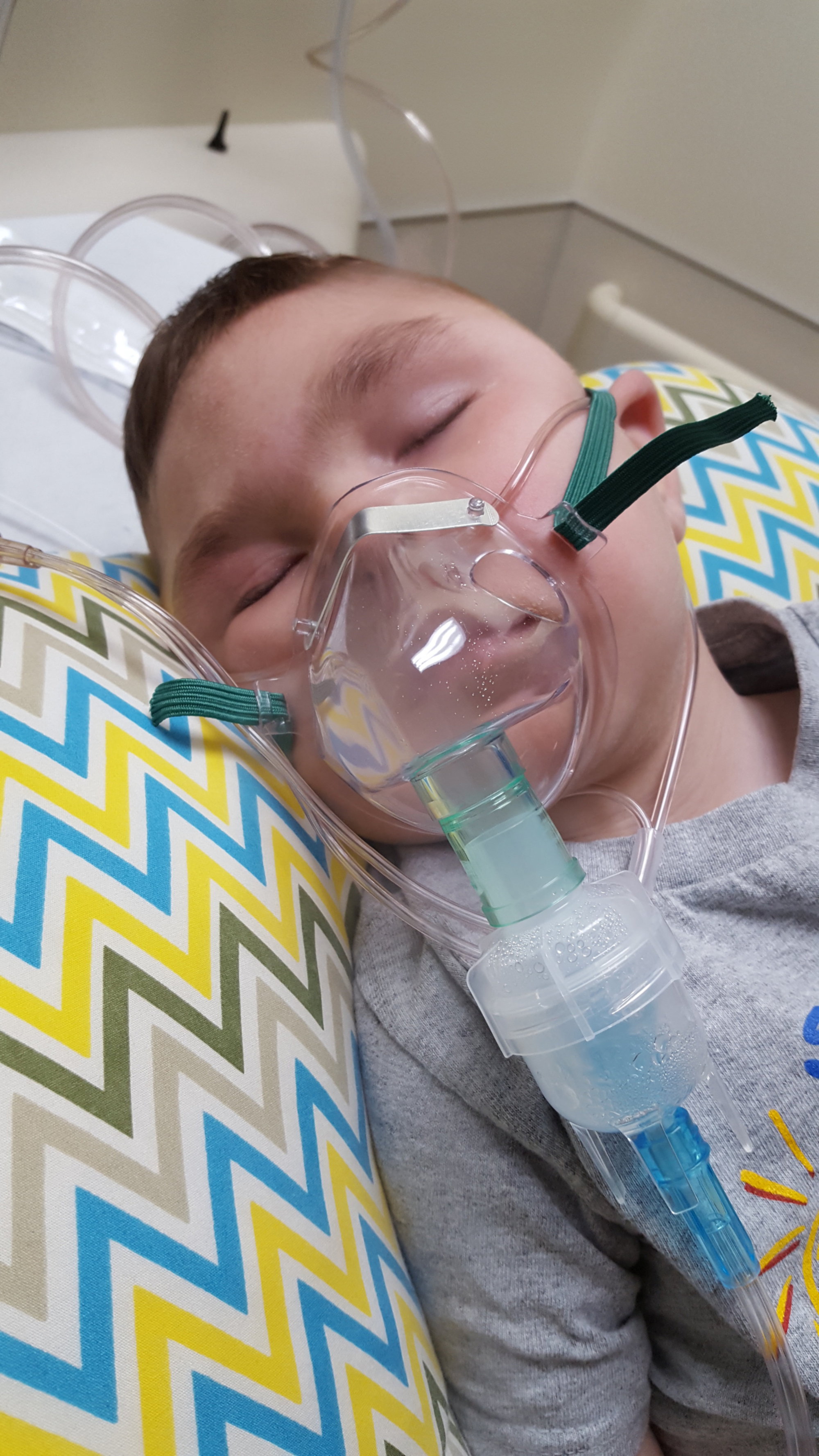 Félip receiving a nebulizer at the hospital